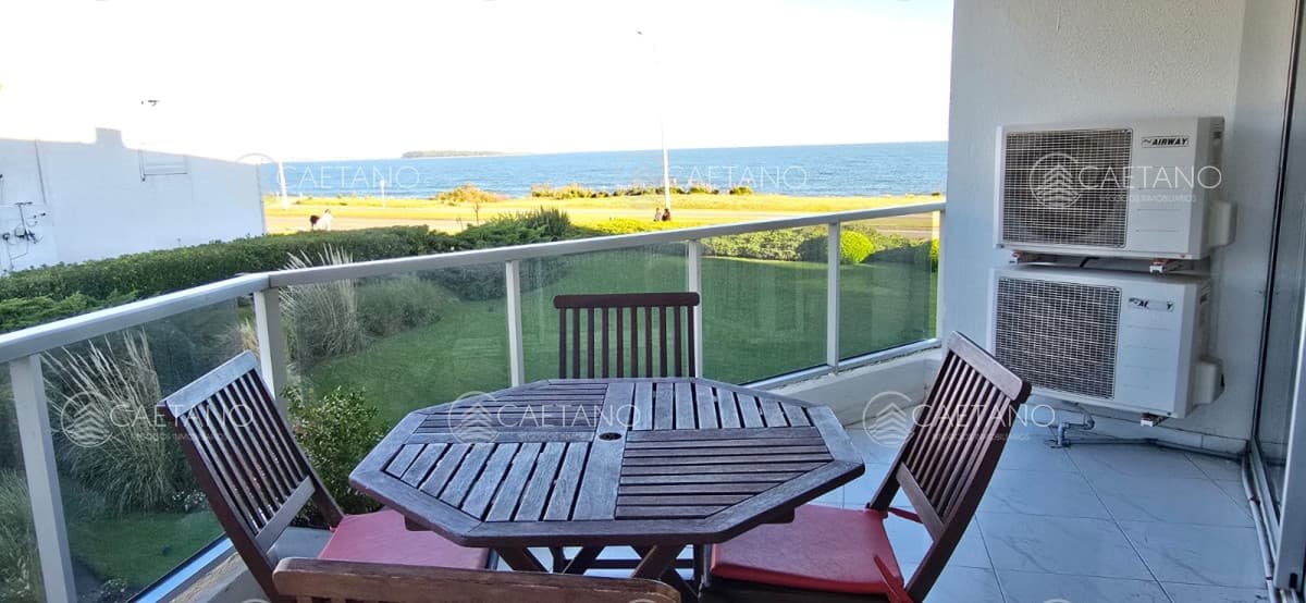 Si te gusta despertar en un departamento frente al mar con vistas al puerto e Isla Gorriti ésta es tu próxima inversión