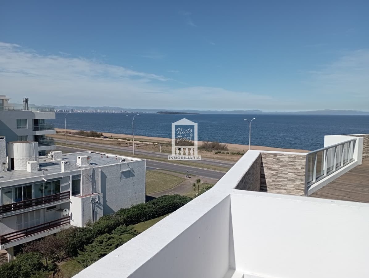 Amplio apartamento 2 dormitorios, 2 baños, vista a la mansa