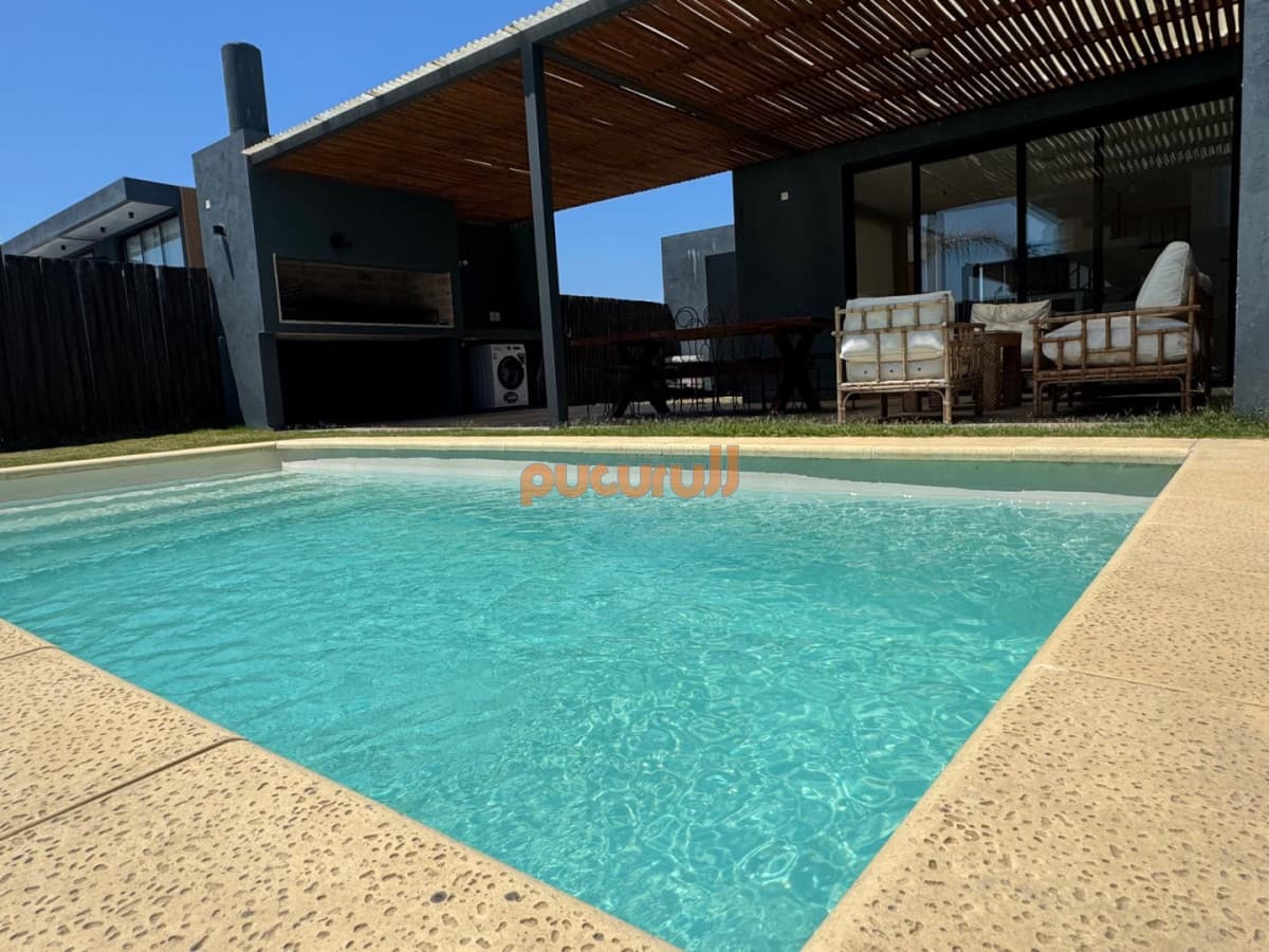 Si sueñas con una propiedad en un barrio cerrado, con piscina propia, amplio parrillero techado con un living exterior esta es tu mejor inversión