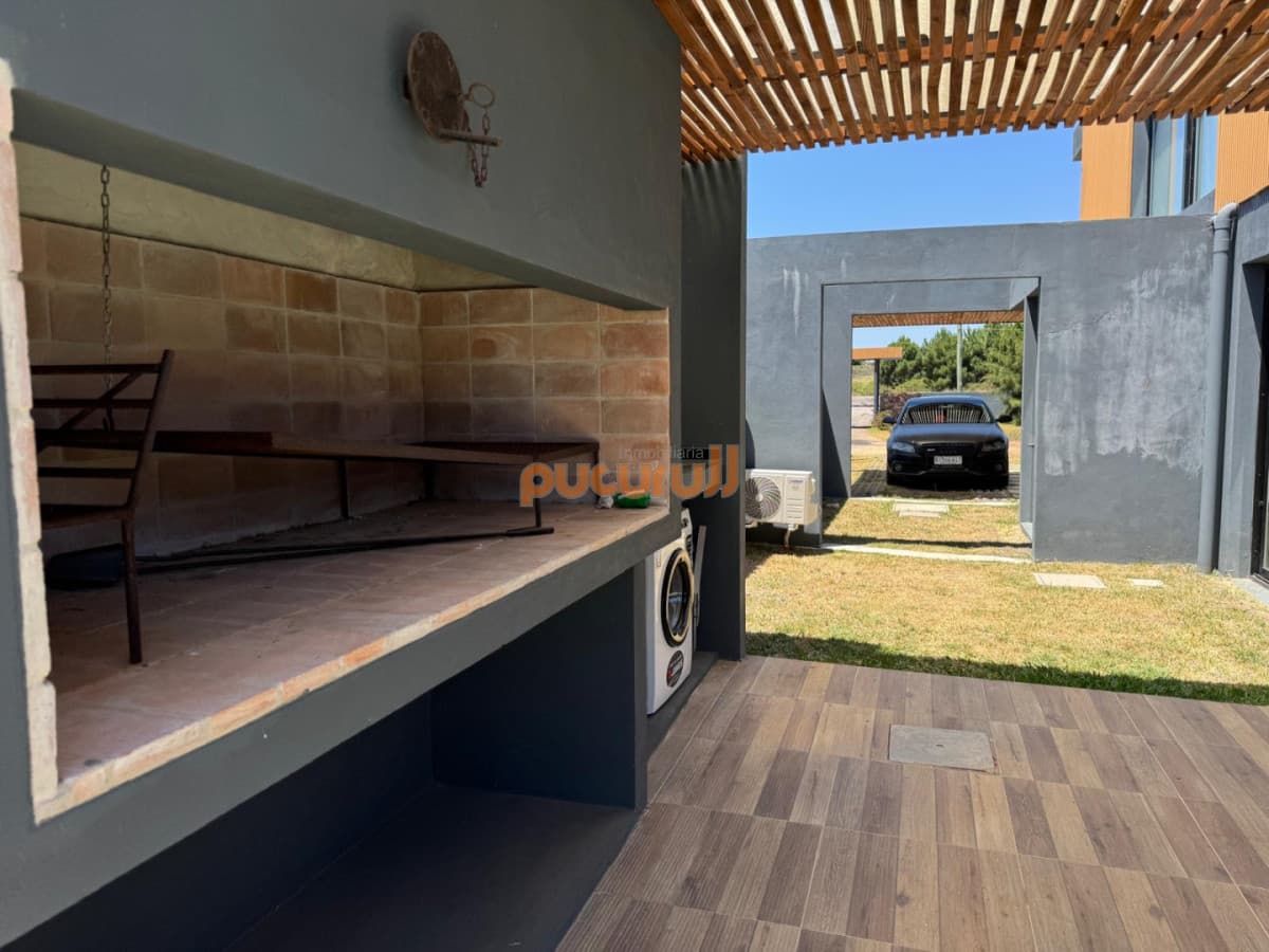 Si sueñas con una propiedad en un barrio cerrado, con piscina propia, amplio parrillero techado con un living exterior esta es tu mejor inversión