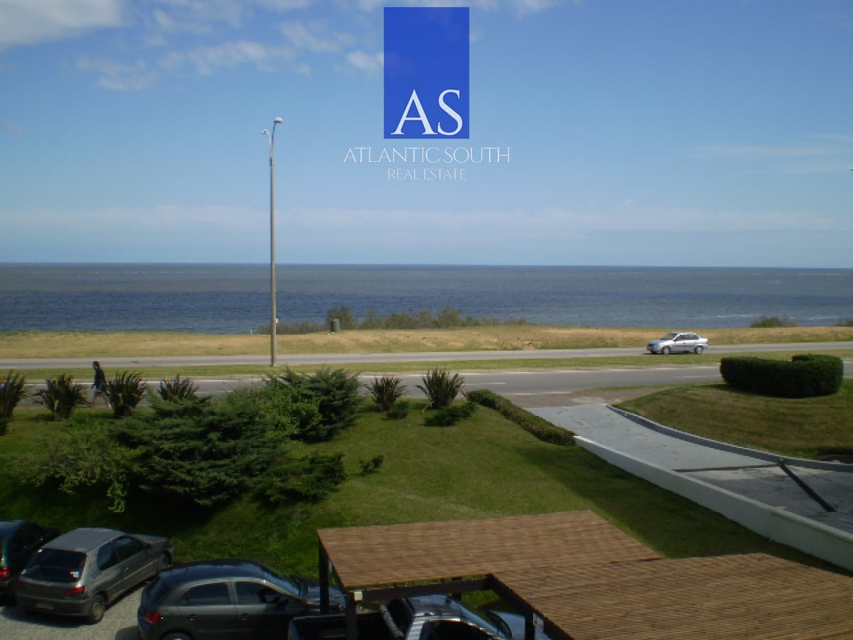 Apartamento moderno 3 dormitorios frente al mar primera línea Playa Mansa Pinares Punta del Este