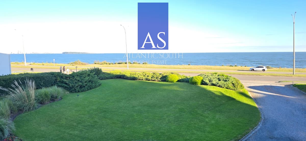 Apartamento 3 dormitorios frente al mar Playa Mansa Pinares moderno con cochera