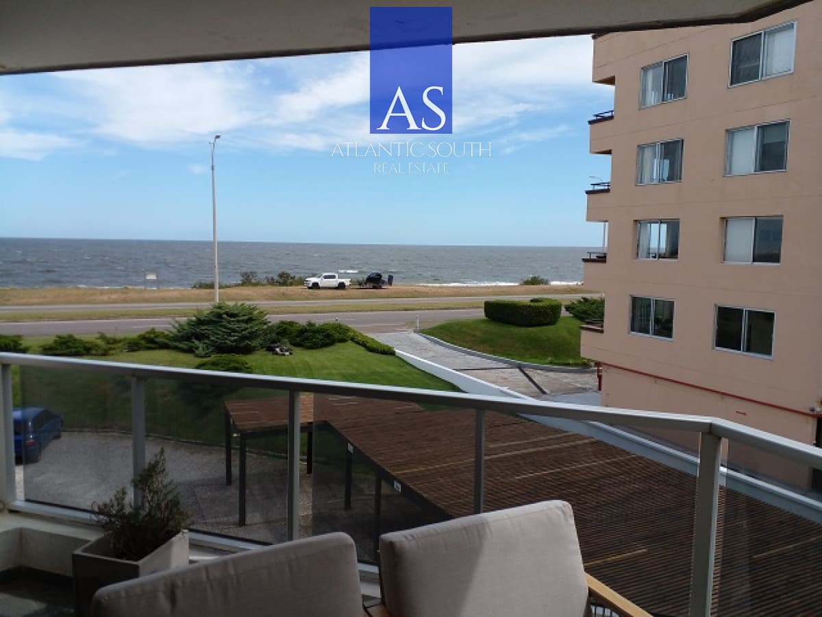 Apartamento moderno 3 dormitorios frente al mar primera línea Playa Mansa Pinares Punta del Este