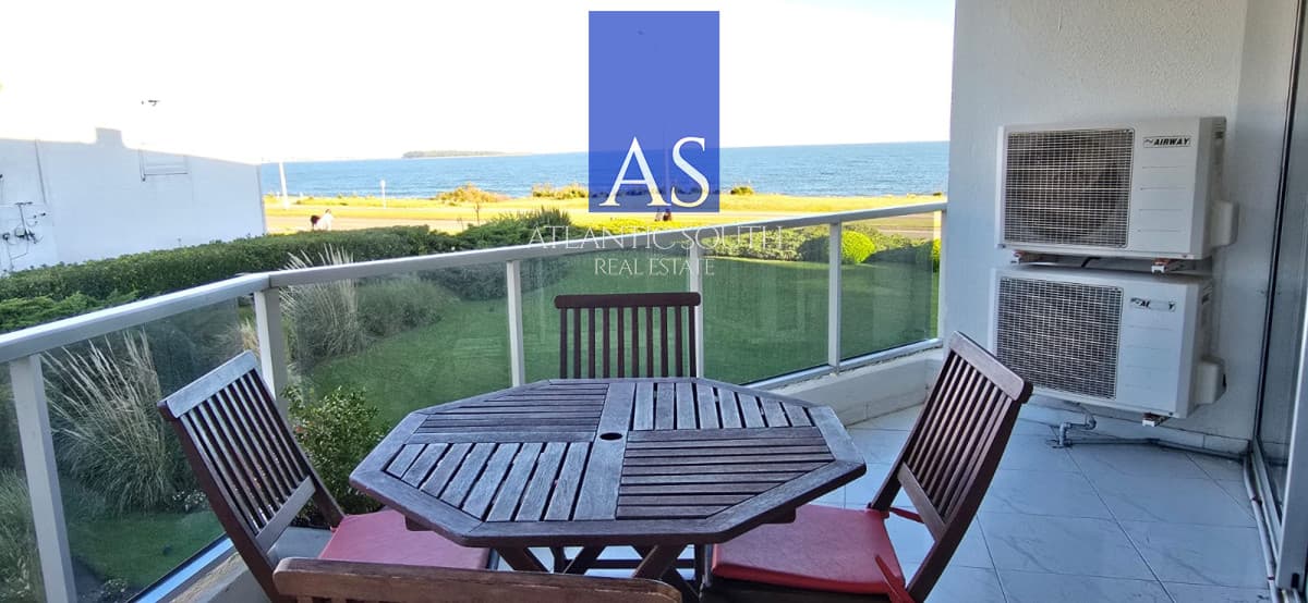 Apartamento 3 dormitorios frente al mar Playa Mansa Pinares moderno con cochera