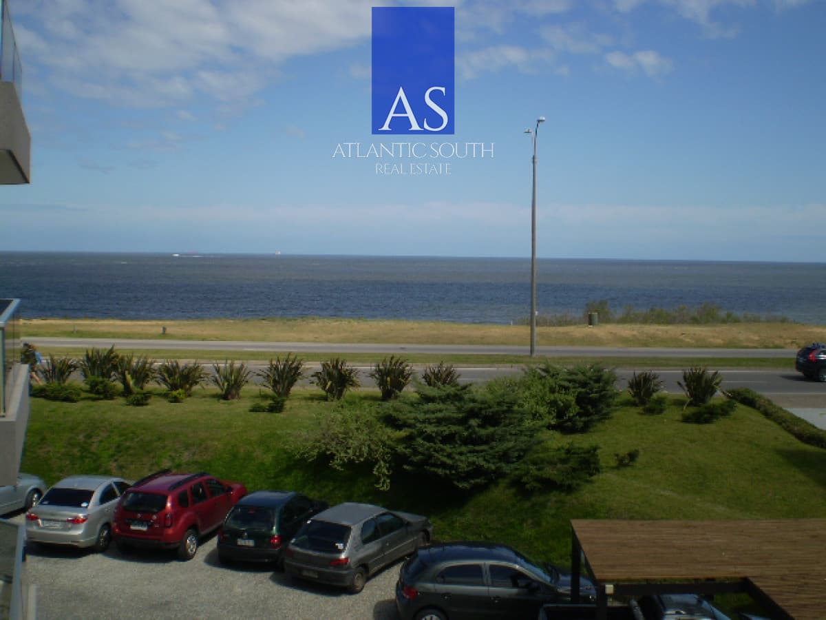 Apartamento moderno 3 dormitorios frente al mar primera línea Playa Mansa Pinares Punta del Este