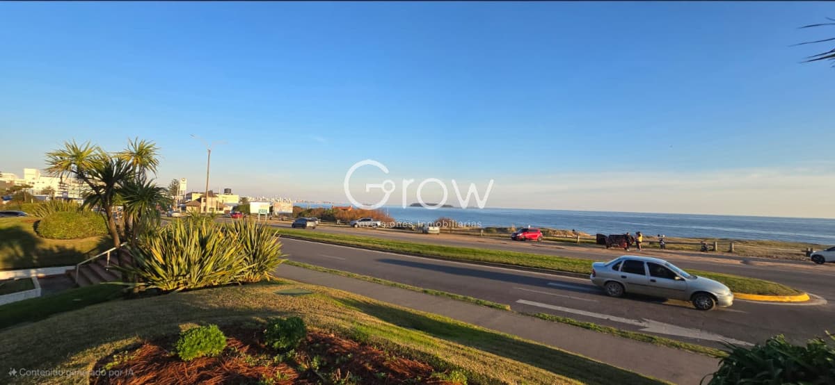 Gran planta frente al mar, playa mansa