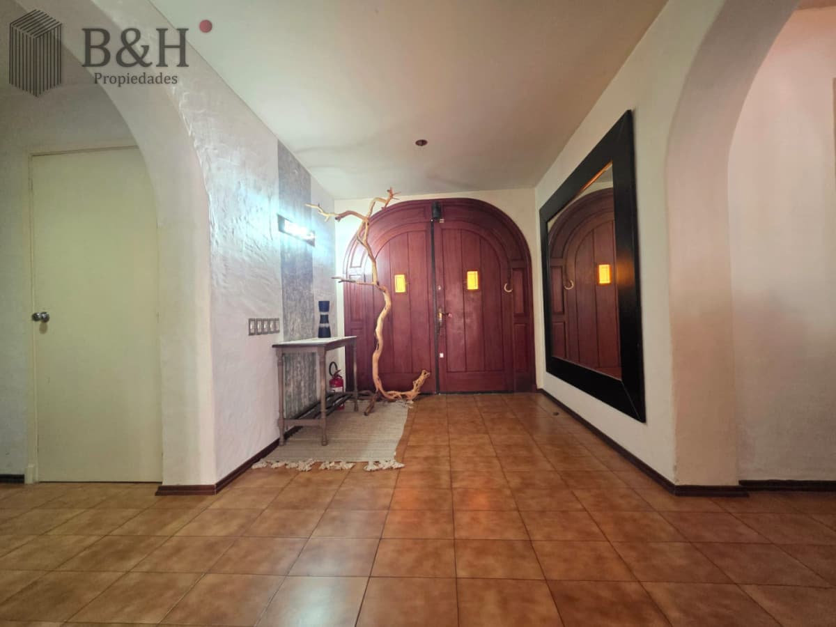 Propiedad única de excelente construcción en Burnett, gran terreno