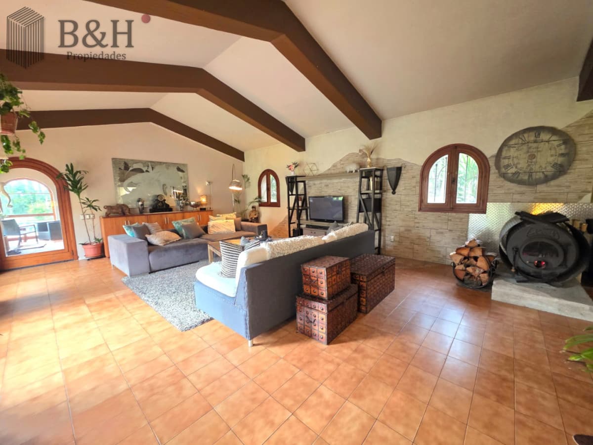 Propiedad única de excelente construcción en Burnett, gran terreno