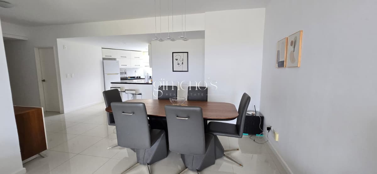 Apartamento de 2 Dormitorios en Alquiler Anual- Playa Mansa- Punta del Este