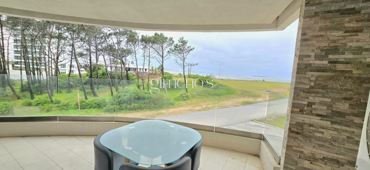 Apartamento de 2 Dormitorios en Alquiler Anual- Playa Mansa- Punta del Este