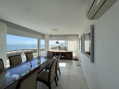 Hermoso apartamento en venta 4 dormitorios. Frente al mar Punta del Este.   -