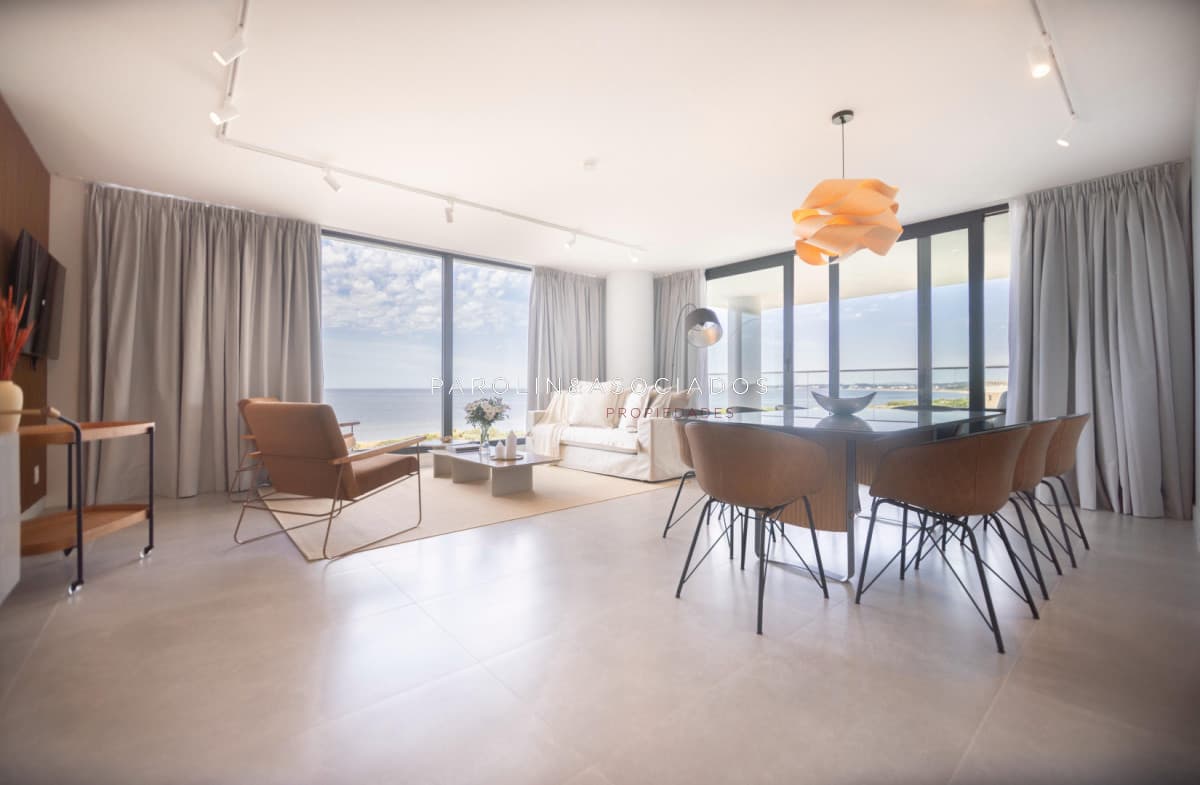 Venetian en venta tres suites y dependencia, Punta del Este.