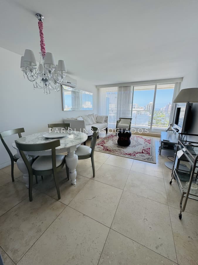 Apartamento de 1 dormitorio en venta en Torre Yoo, Punta del Este.