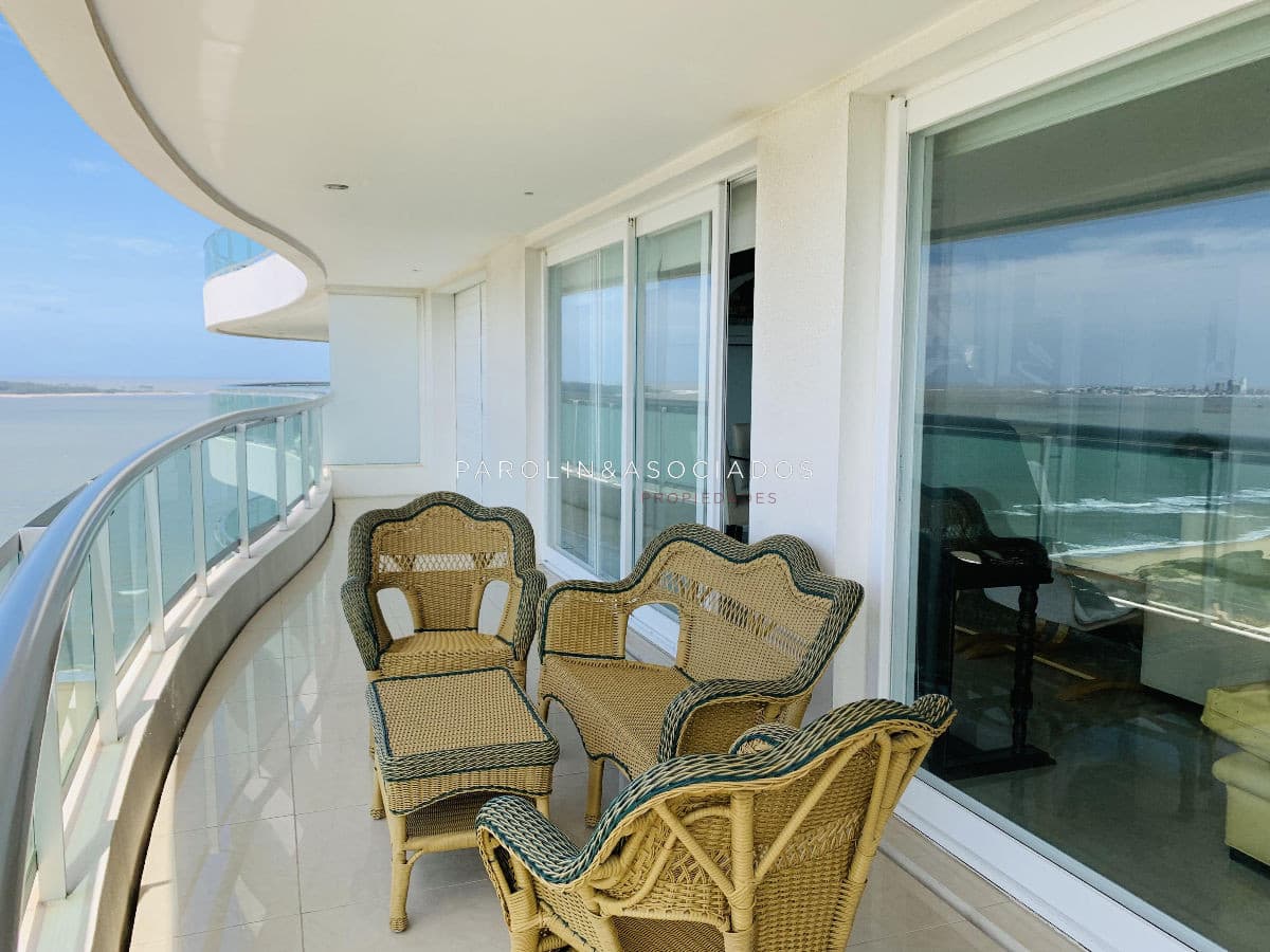 Apartamento en venta 4 dormitorios y servicio en Torre Aquarela.