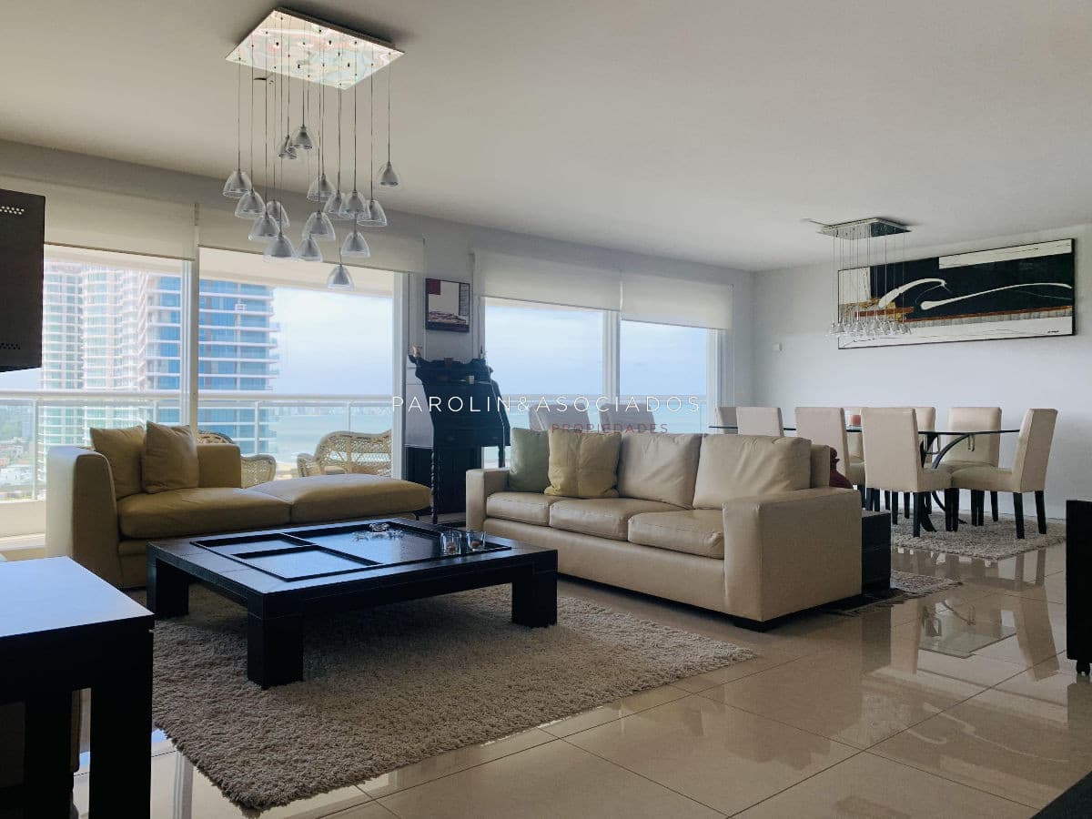 Apartamento en venta 4 dormitorios y servicio en Torre Aquarela.