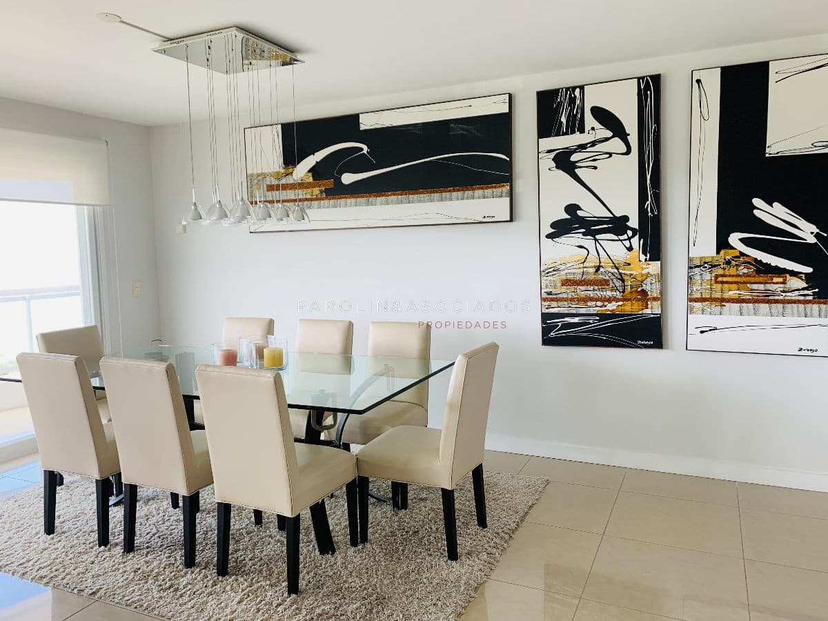 Apartamento en venta 4 dormitorios y servicio en Torre Aquarela.