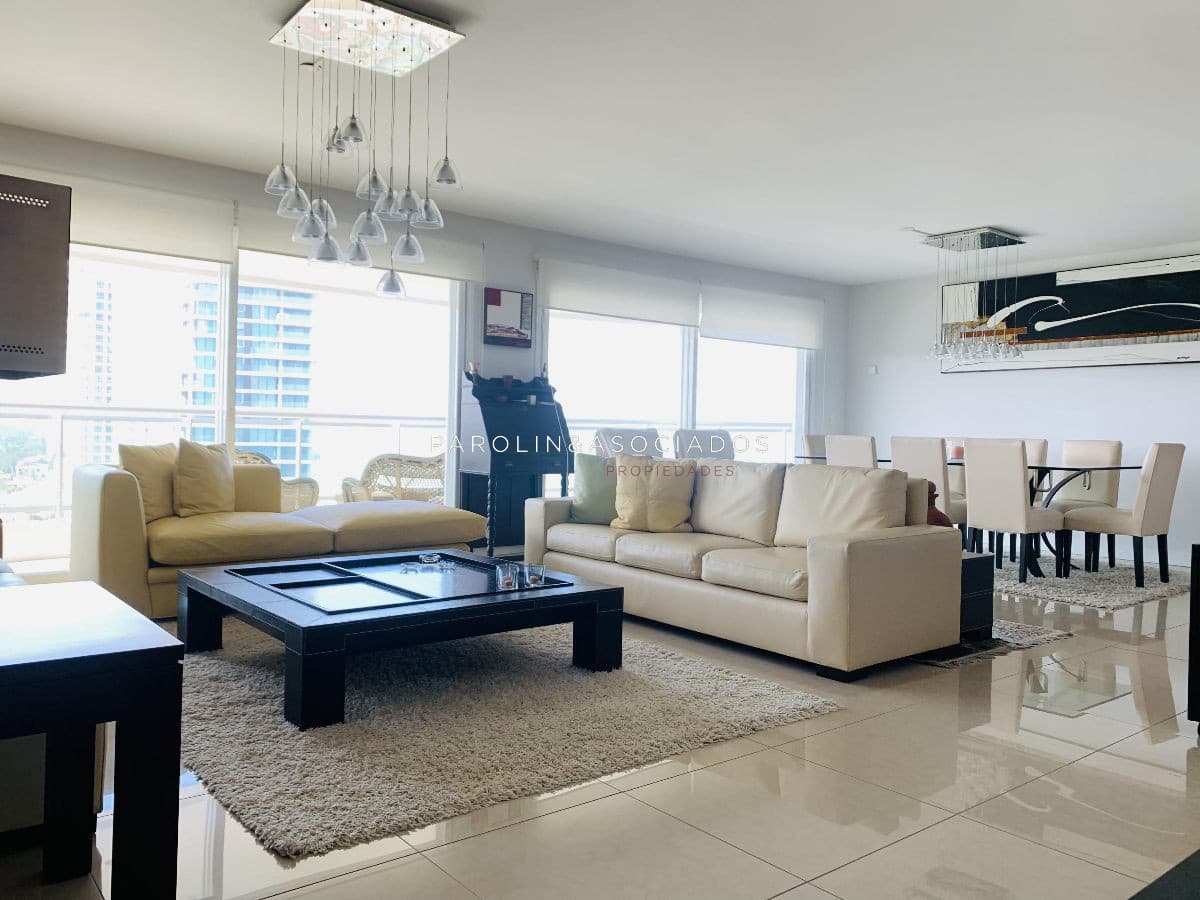 Apartamento en venta 4 dormitorios y servicio en Torre Aquarela.