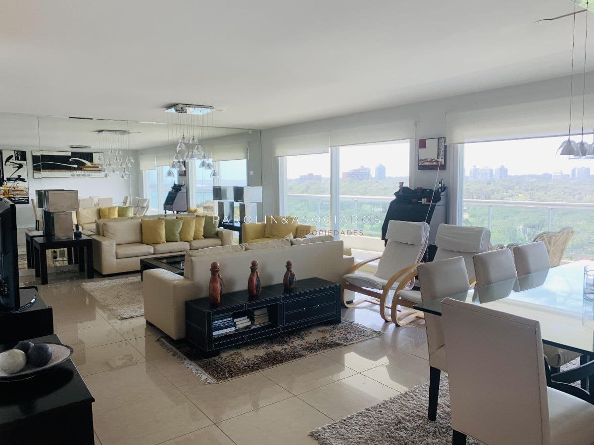 Apartamento en venta 4 dormitorios y servicio en Torre Aquarela.