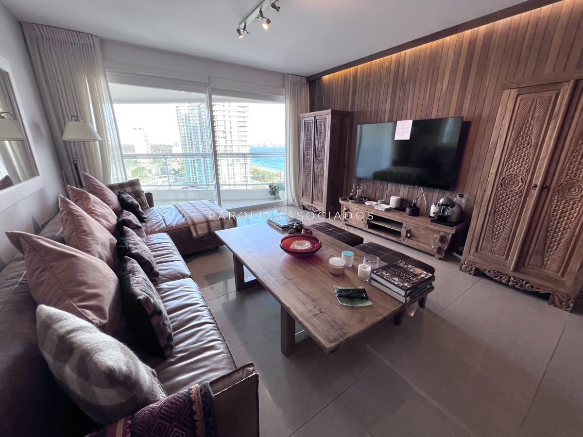 Aquarela en venta de dos dormitorios + dependencia en Punta del Este.