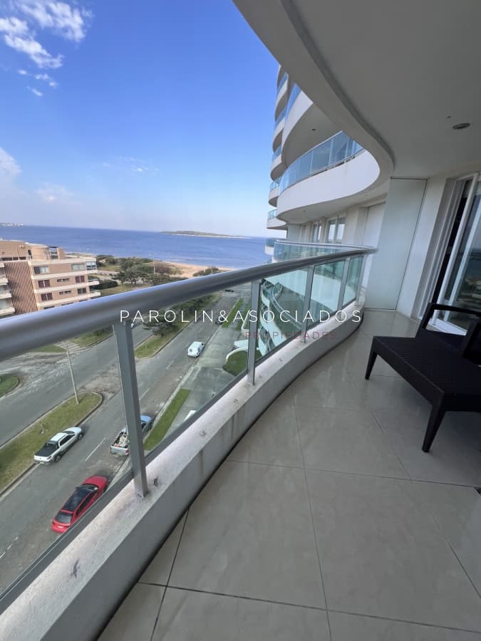 Apartamento en venta de 2 dormitorios y dependencia de servicio en torre Aquarela, Punta del Este.