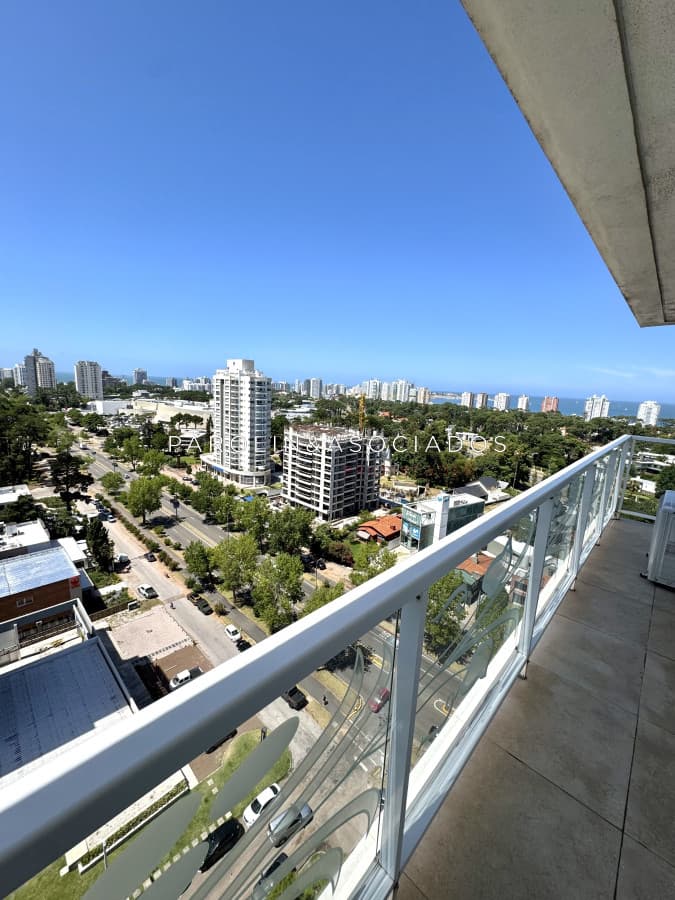 Apartamento de 1 dormitorio en venta en Torre Yoo, Punta del Este.