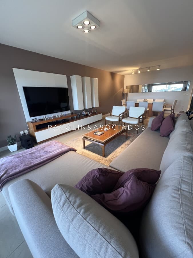 Apartamento en venta de 2 dormitorios y dependencia de servicio en torre Aquarela, Punta del Este.