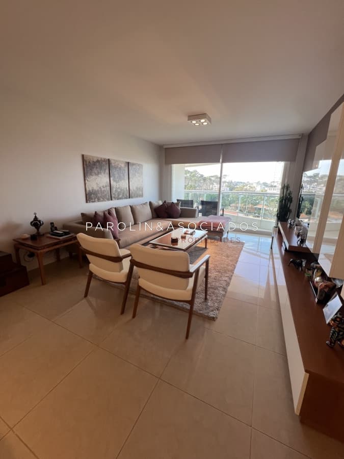 Apartamento en venta de 2 dormitorios y dependencia de servicio en torre Aquarela, Punta del Este.