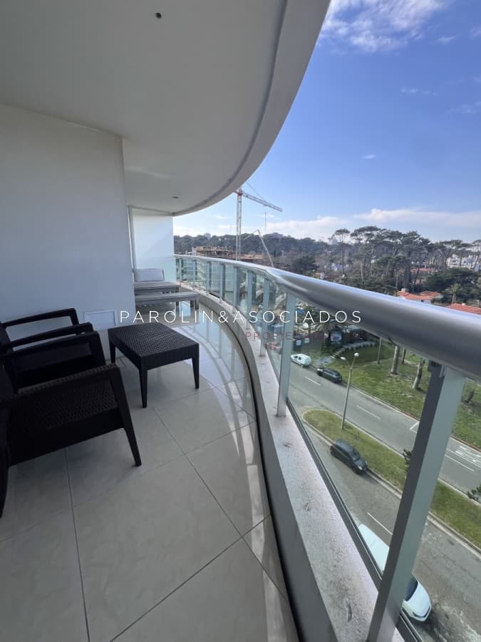 Apartamento en venta de 2 dormitorios y dependencia de servicio en torre Aquarela, Punta del Este.