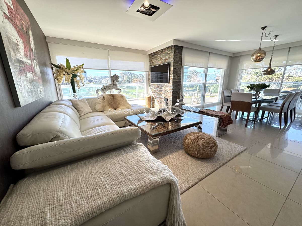 Aquarela Apartamento en venta 2 dormitorios en suite y dependencia de servicio