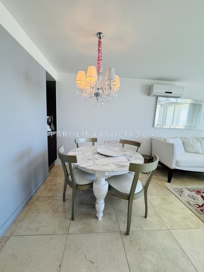 Apartamento de 1 dormitorio en venta en Torre Yoo, Punta del Este.