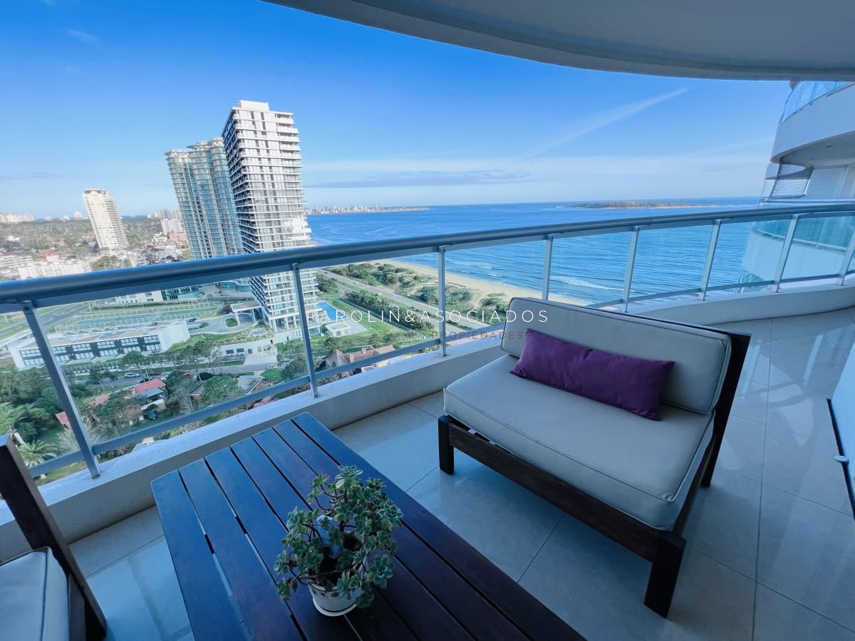 Aquarela en venta de dos dormitorios + dependencia en Punta del Este.