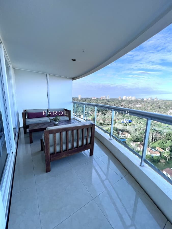 Aquarela en venta de dos dormitorios + dependencia en Punta del Este.