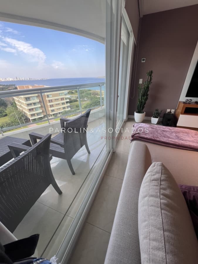 Apartamento en venta de 2 dormitorios y dependencia de servicio en torre Aquarela, Punta del Este.