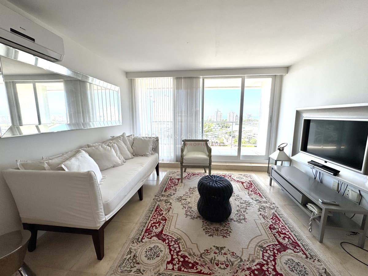 Apartamento de 1 dormitorio en venta en Torre Yoo, Punta del Este.