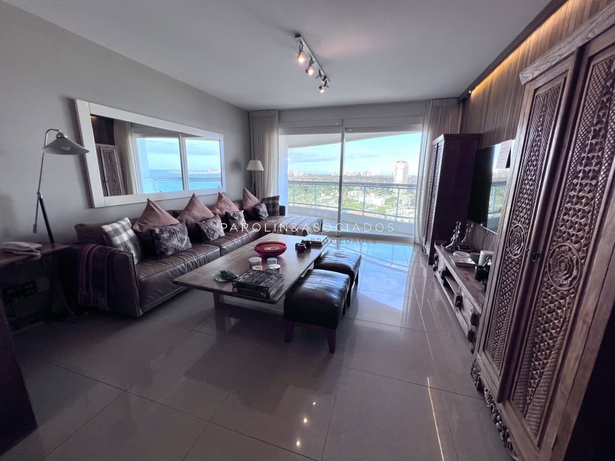 Aquarela en venta de dos dormitorios + dependencia en Punta del Este.
