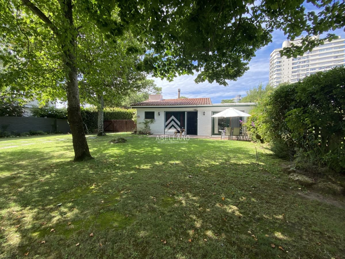Casa ID.4864 - Casa en alquiler anual 2 dormitorios y dependencia de servicio. Punta del Este.