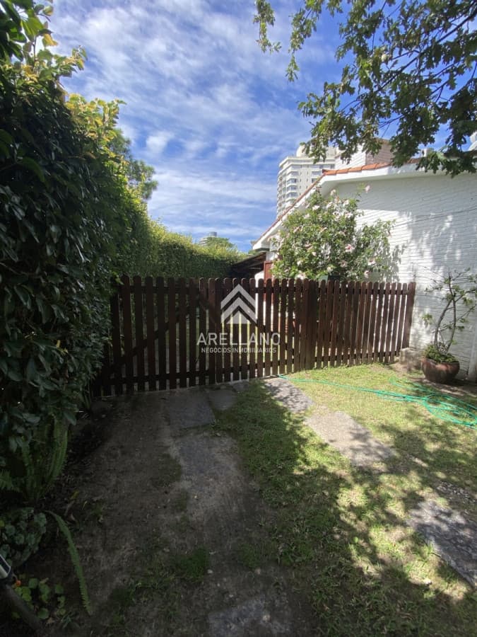 Casa ID.4864 - Casa en alquiler anual 2 dormitorios y dependencia de servicio. Punta del Este.