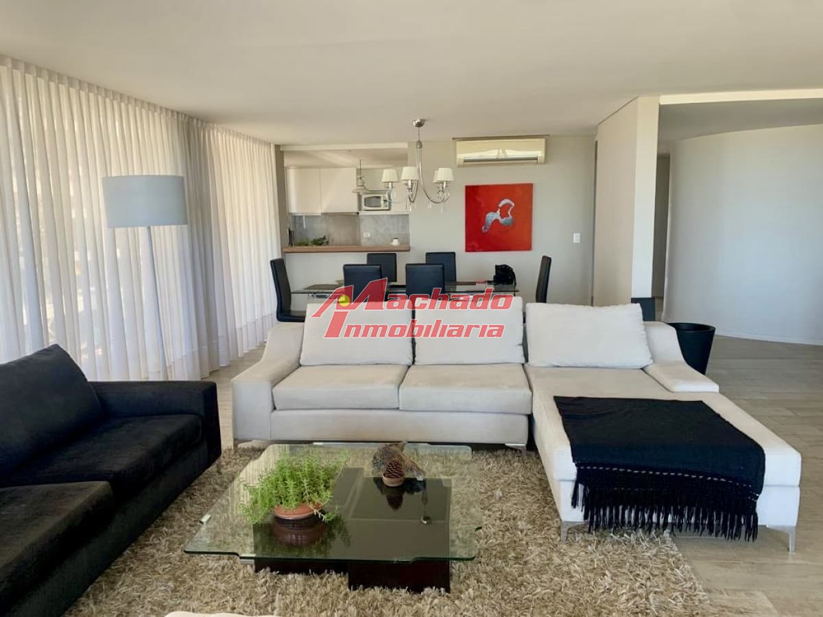 Apartamento en venta de tres dormitorios frente al mar. Playa Mansa