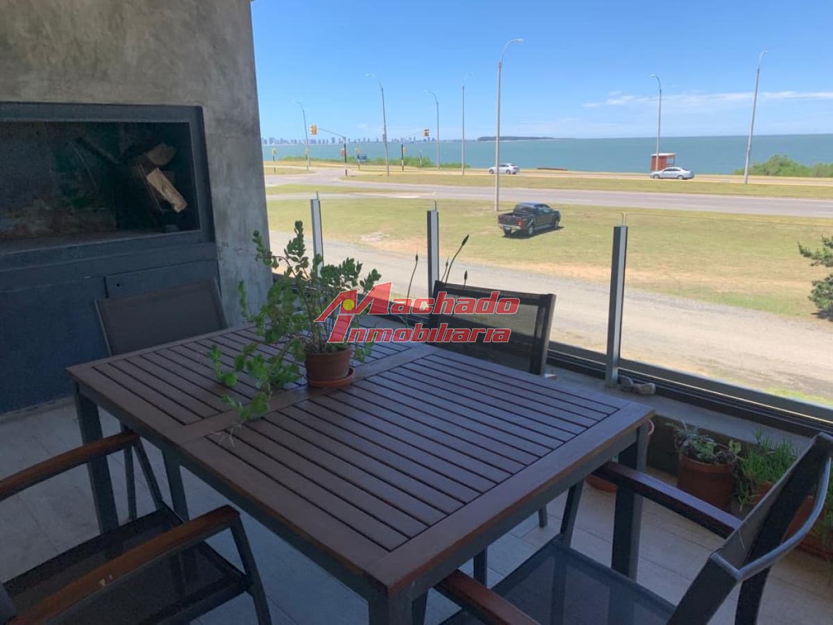 Apartamento en venta de tres dormitorios frente al mar. Playa Mansa