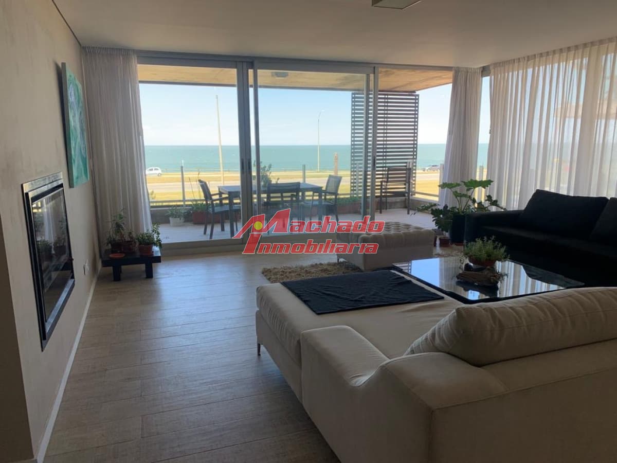 Apartamento en venta de tres dormitorios frente al mar. Playa Mansa