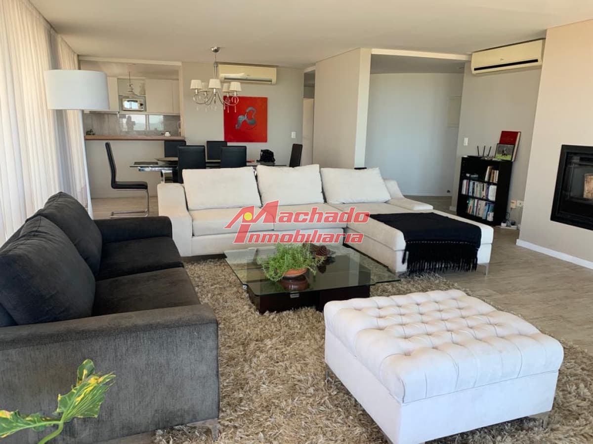Apartamento en venta de tres dormitorios frente al mar. Playa Mansa