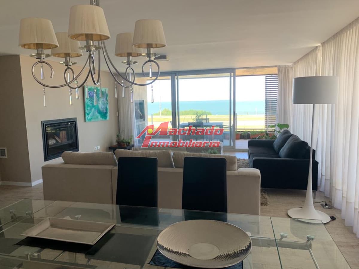 Apartamento en venta de tres dormitorios frente al mar. Playa Mansa