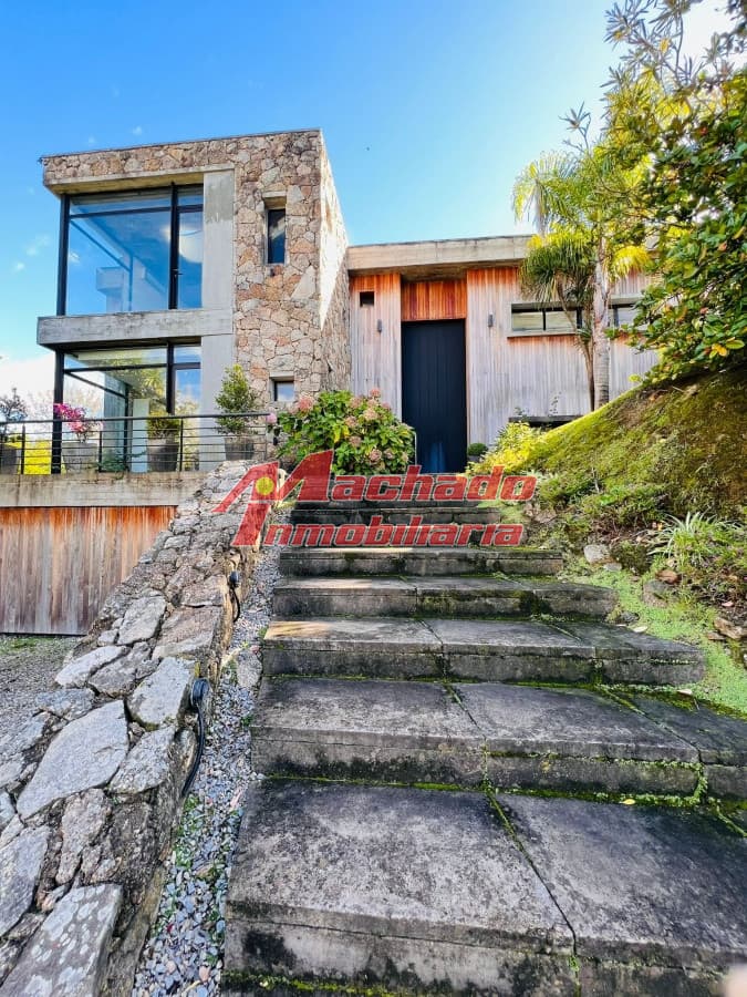 Casa moderna en venta de 4 dormitorios en suite -Barrio Cerrado La Arbolada- Punta del Este.