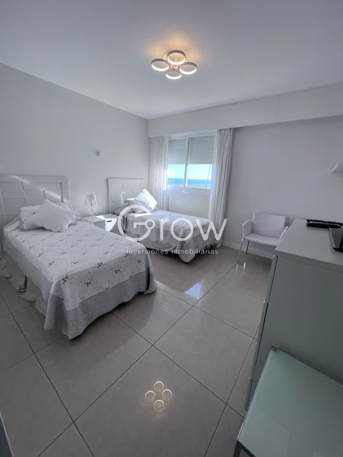 Apartamento en venta Torre Aquarela 2 dormitorios  y dependencia.-   -