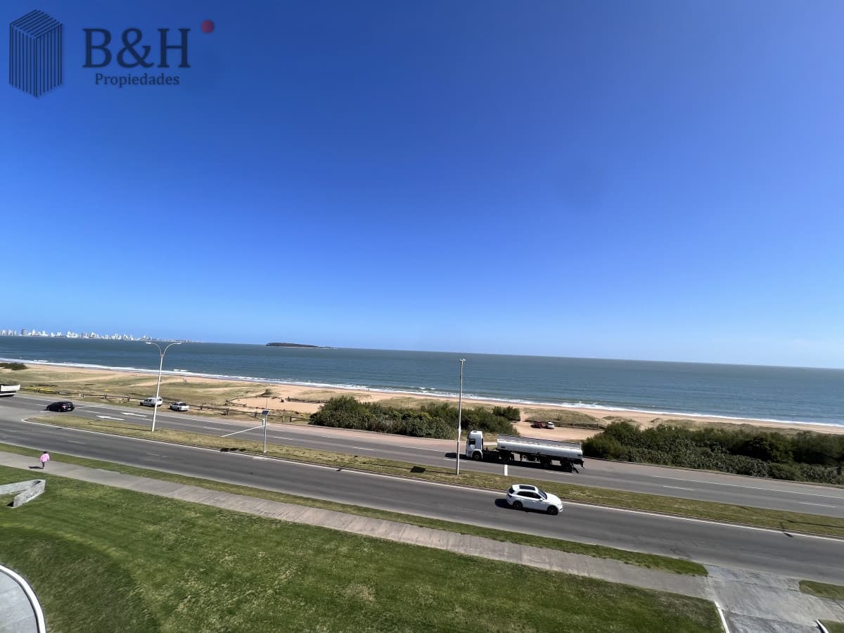 Hermoso apartamento en , venta y alquiler temporal  4 dormitorios. Playa mansa.