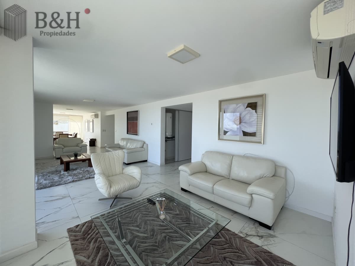 Hermoso apartamento en , venta y alquiler temporal  4 dormitorios. Playa mansa.