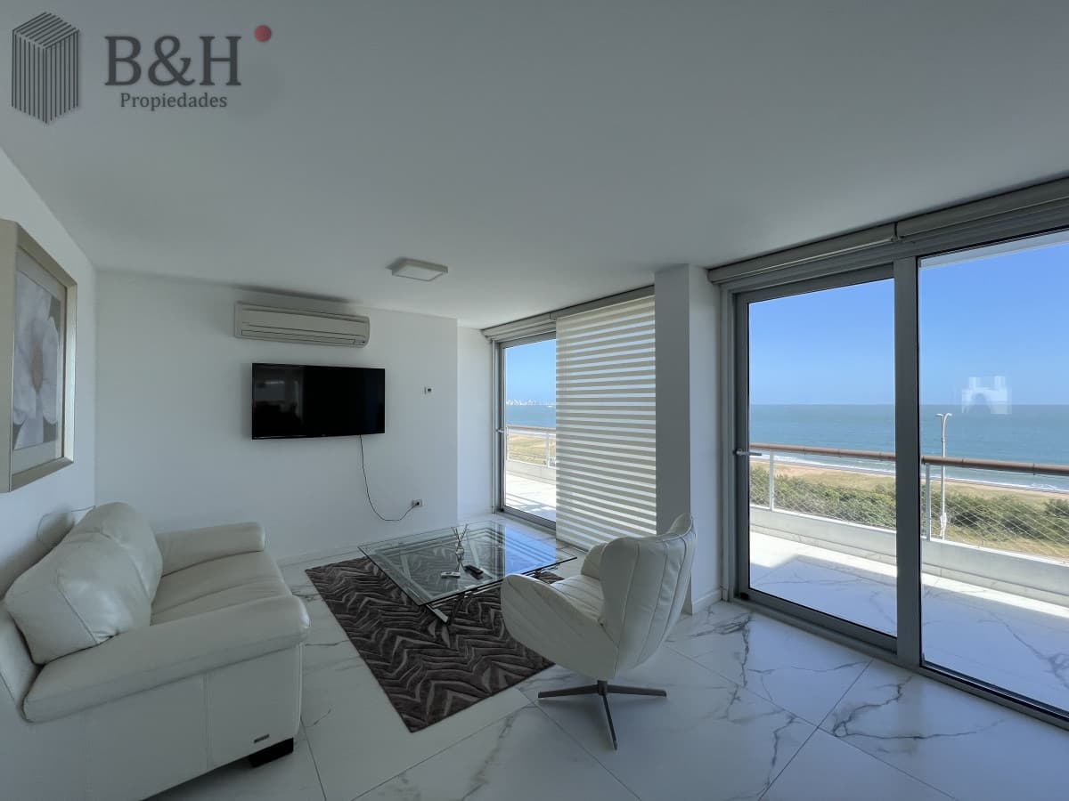 Hermoso apartamento en , venta y alquiler temporal  4 dormitorios. Playa mansa.