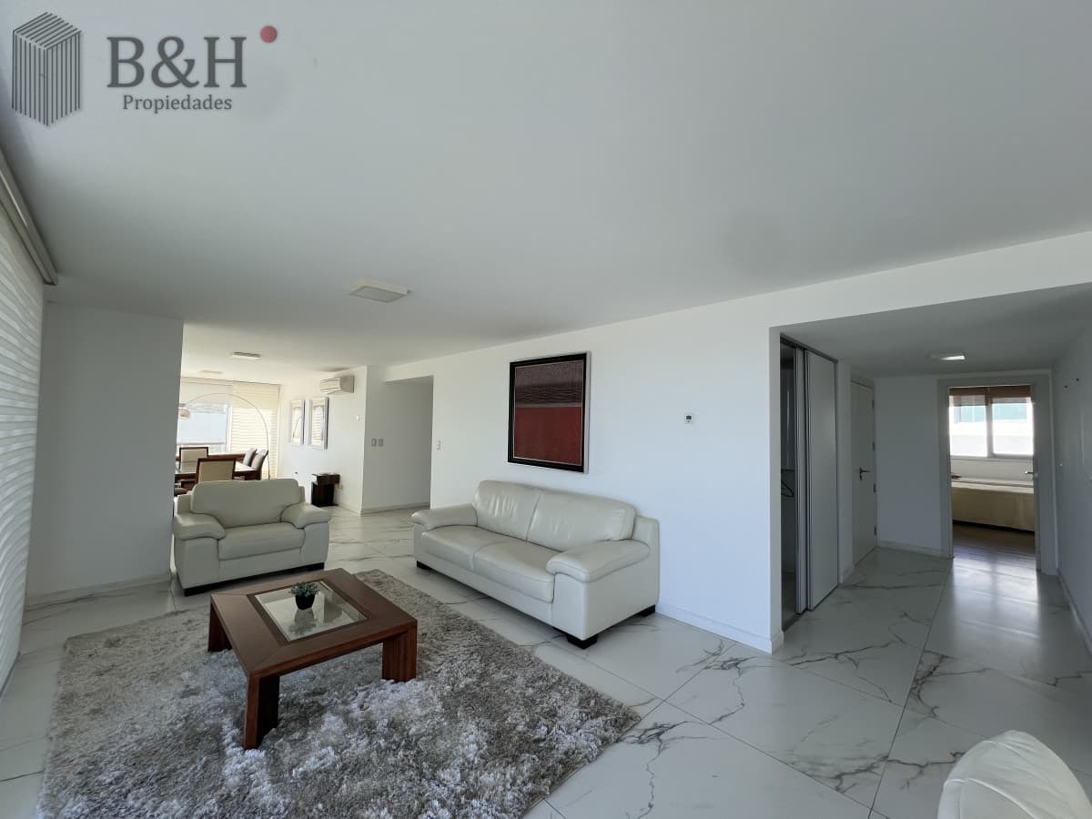 Hermoso apartamento en , venta y alquiler temporal  4 dormitorios. Playa mansa.