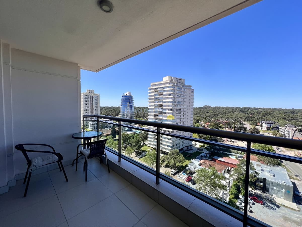 Apartamento de 2 dormitorios con servicio de playa. Place Lafayette Playa mansa Punta del Este. - Inmobiliaria Playa del Este