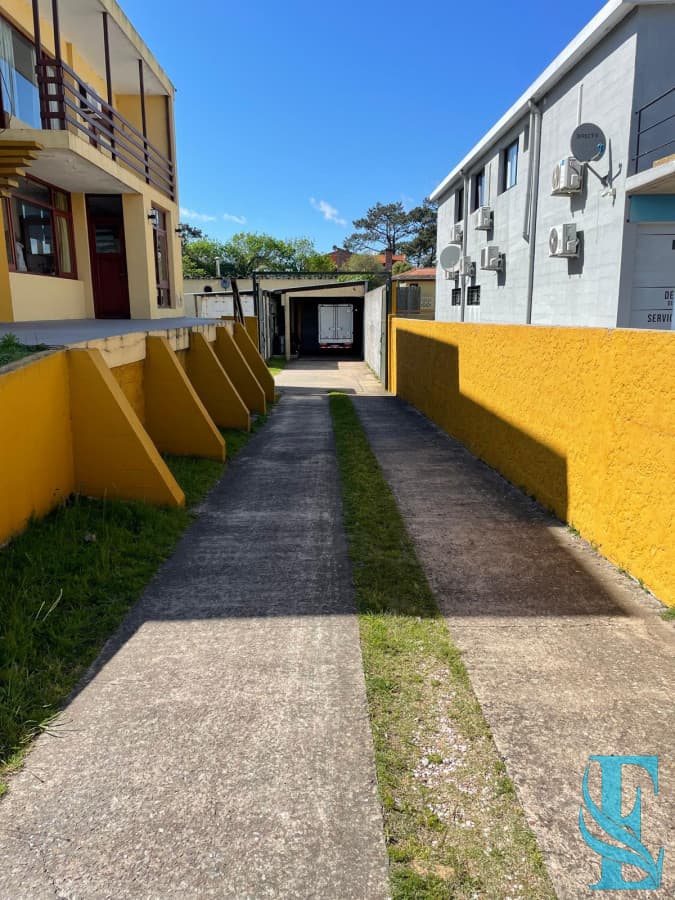 Venta De Dos Apartamentos + Dep En Gran Terreno Con Deposito De 200 M2 A 400mts Del Mar